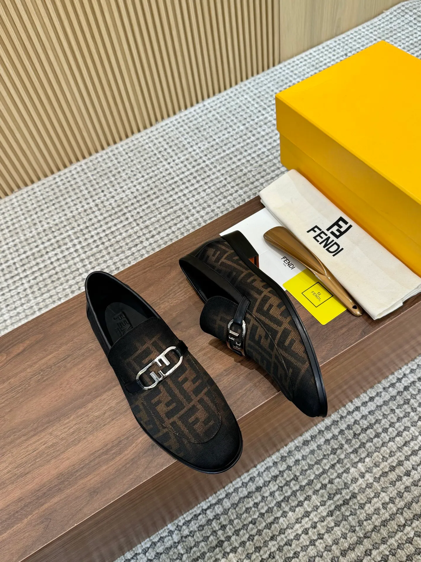 [FENDI] Top P: 980💰 ▪️Size: Men's 39-44. (Customized at 38.45.46) Fendi men's business casual leather shoes Imported brand cloth/calfskin/open edge beads/brand logo printing -Inside: Comfortable cowhide lining -Outsole: Genuine leather outsole with rubber backing embedded in the heel, perfect injection molding -Ultra-high quality control·Fine workmanship: highlighted (high-end·luxury·grade)